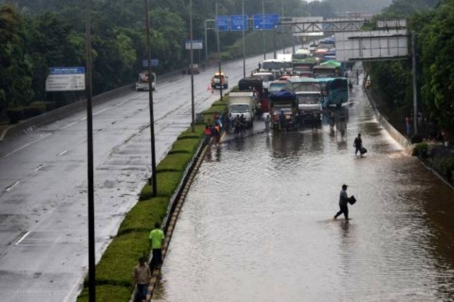 Hujan Deras Guyur Jakarta: 50 RT Banjir, Ratusan Warga Mengungsi